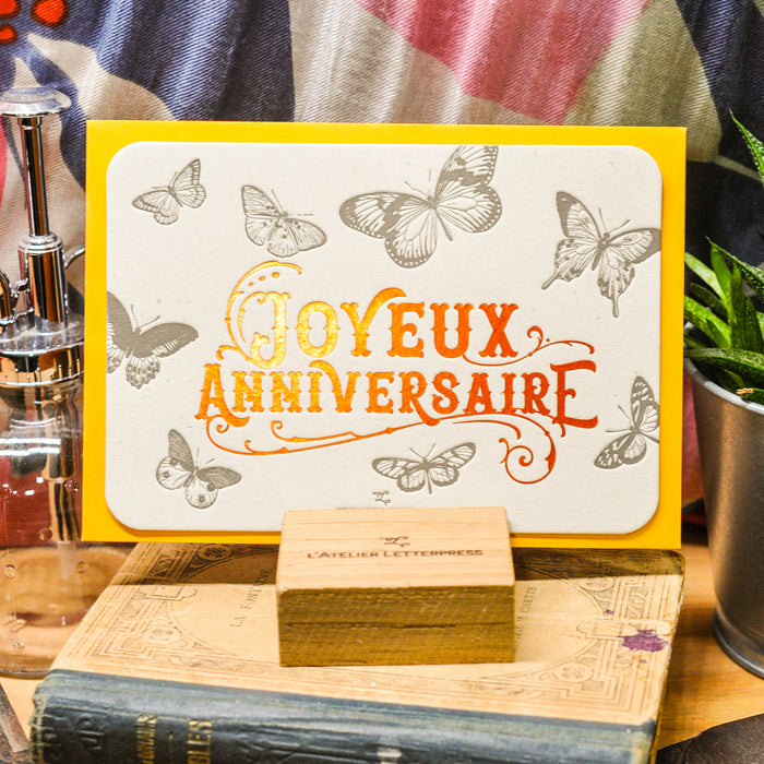 Carte Letterpress Papillons Joyeux Anniversaire, orange (avec enveloppe)